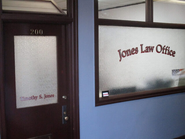 Logo de Law Office of Timothy Jones, PLLC, abogados de inmigración en Idaho Falls, Idaho
